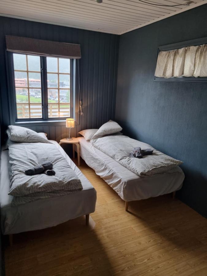 Stor Leilighet Med 4 Senger Sentralt I Forde Exterior photo