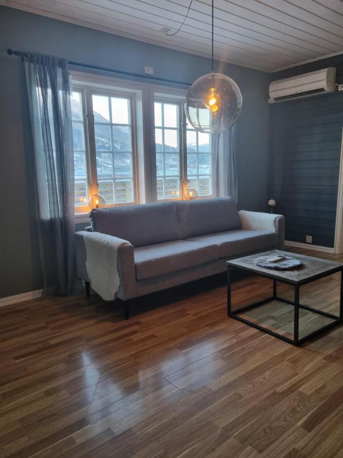 Stor Leilighet Med 4 Senger Sentralt I Forde Exterior photo